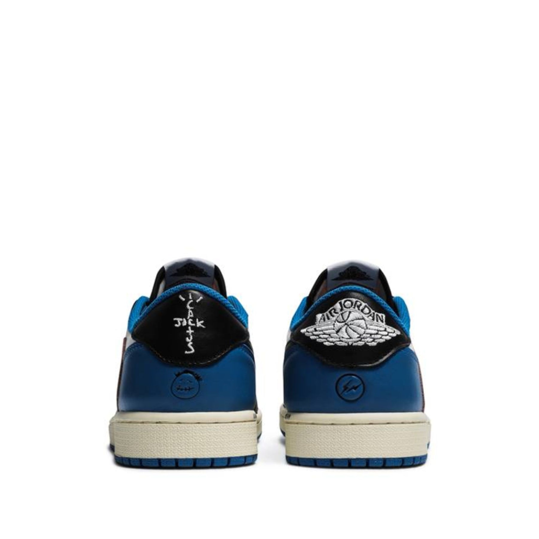 Fragment Design x Travis Scott x Air Jordan 1 Low - Edição Limitada. Sneakers de couro branco com detalhes em preto e azul royal, Swoosh invertido de Travis Scott e marca Cactus Jack. Lançamento: 13/08/2021.