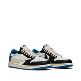 Fragment Design x Travis Scott x Air Jordan 1 Low - Edição Limitada. Sneakers de couro branco com detalhes em preto e azul royal, Swoosh invertido de Travis Scott e marca Cactus Jack. Lançamento: 13/08/2021.