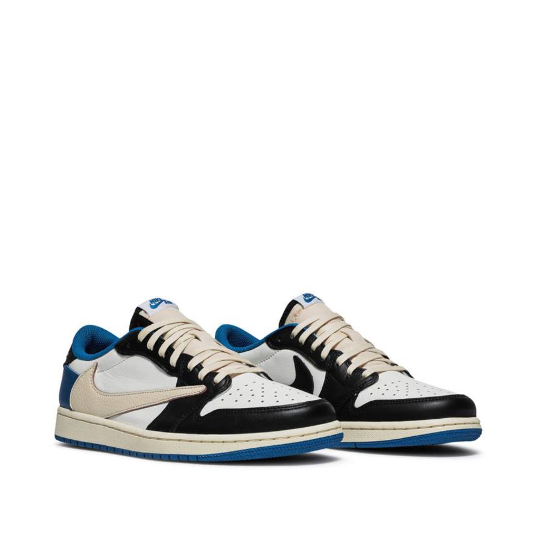 Fragment Design x Travis Scott x Air Jordan 1 Low - Edição Limitada. Sneakers de couro branco com detalhes em preto e azul royal, Swoosh invertido de Travis Scott e marca Cactus Jack. Lançamento: 13/08/2021.